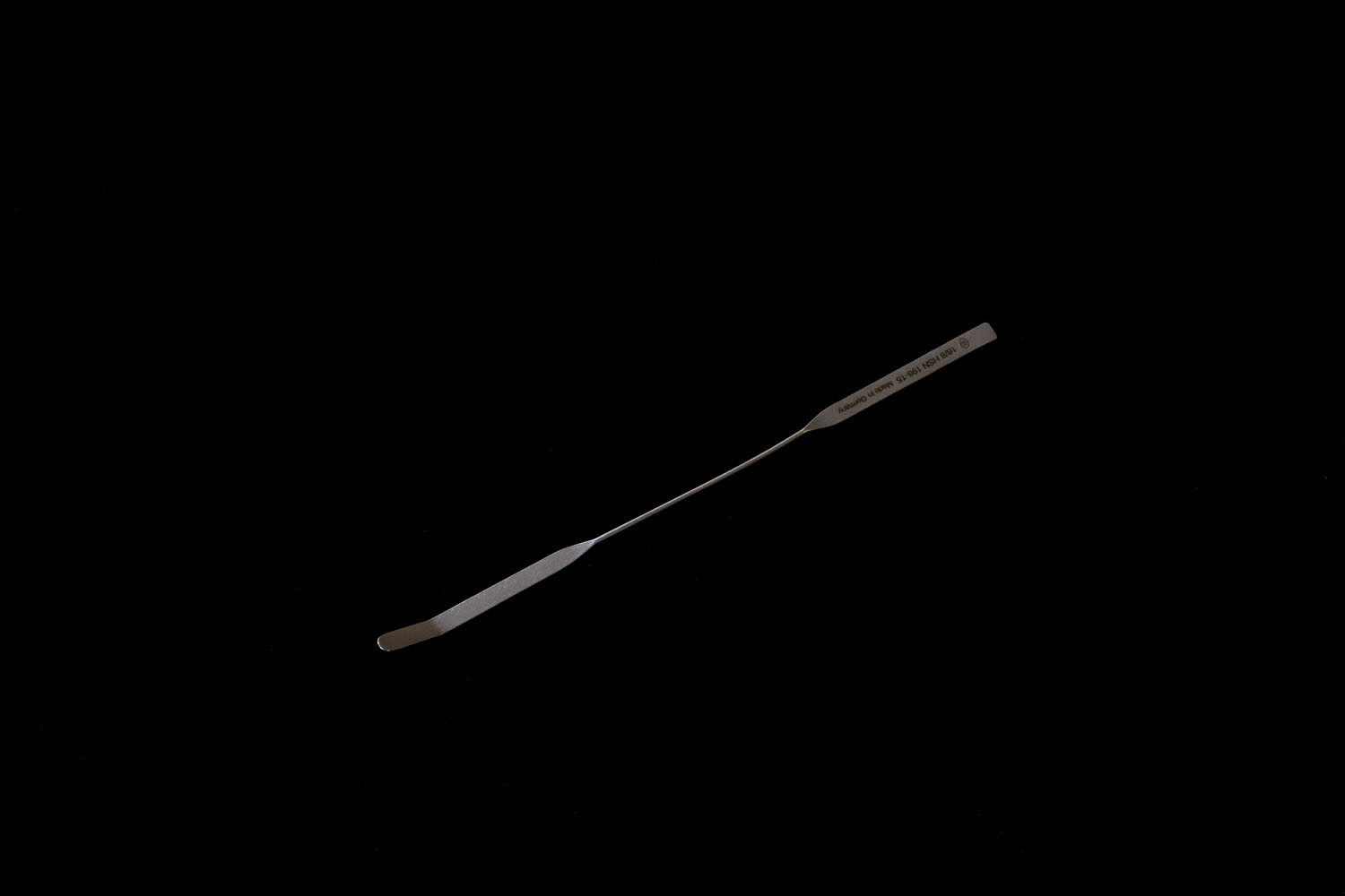 ステン先曲スパーテルツイン ヘラ部幅×ヘラ部長×全長（cm）：0.4×4.5×15