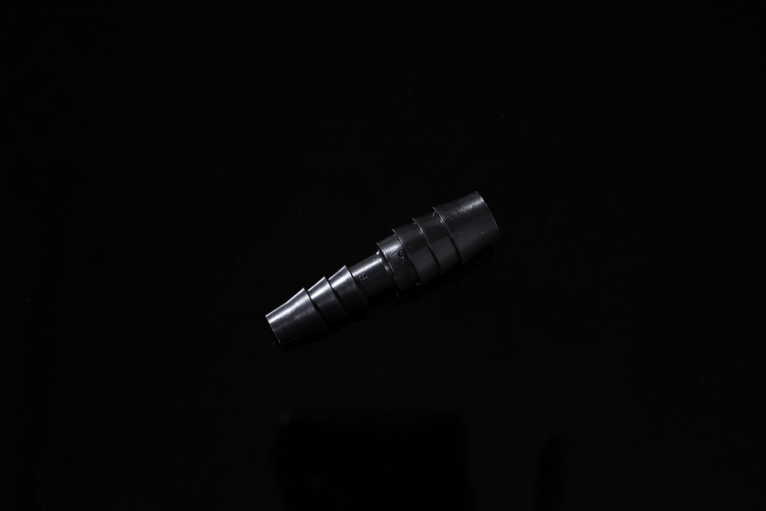 黒色PPストレート異径継手 軟質チューブ内径6.5mm：1/4"⇔10mm：3/8"用