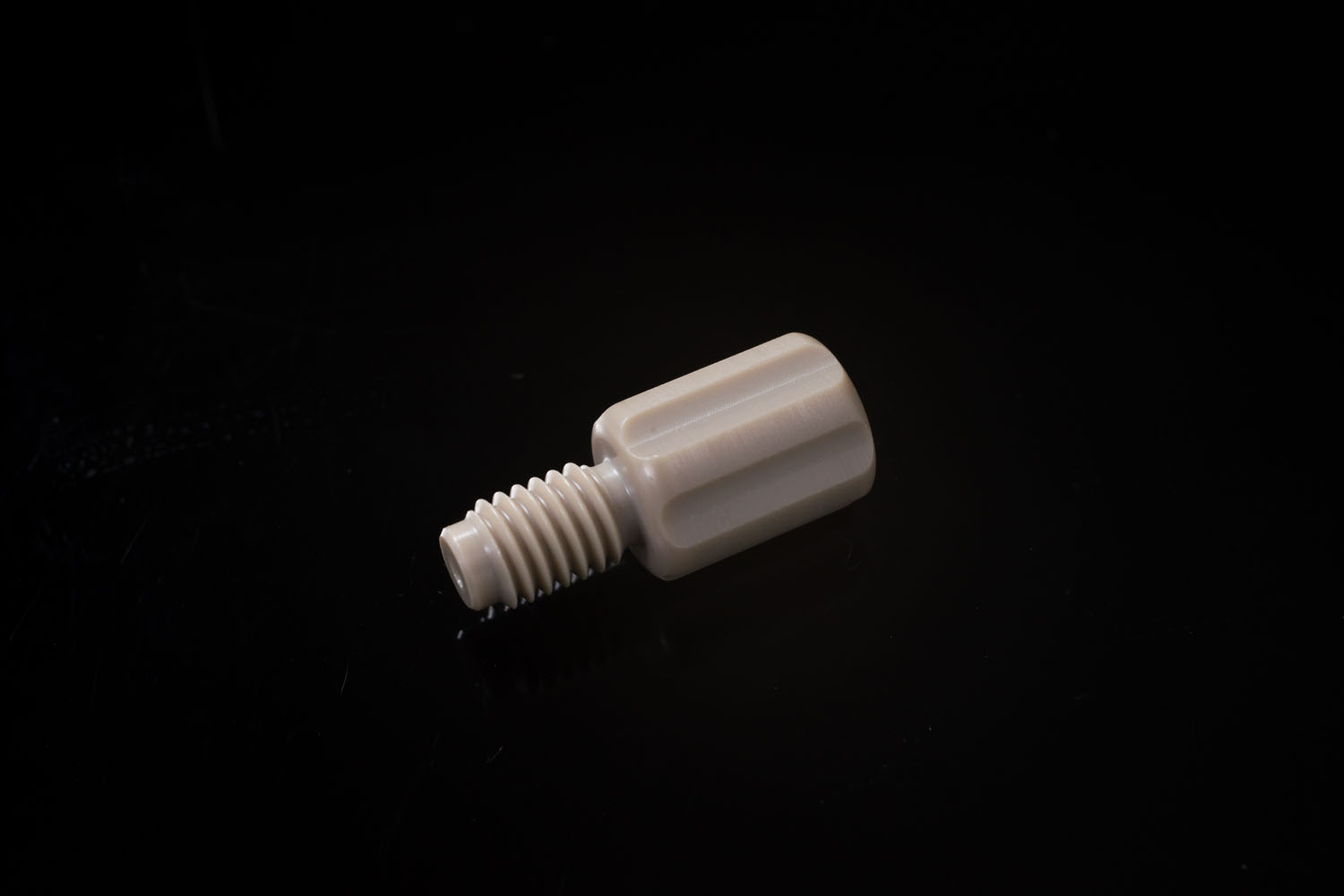 ネジ規格変換用カップリング 1/4-28UNFメス(10mm)―M6×1オス(10mm) ボア径1.5mm